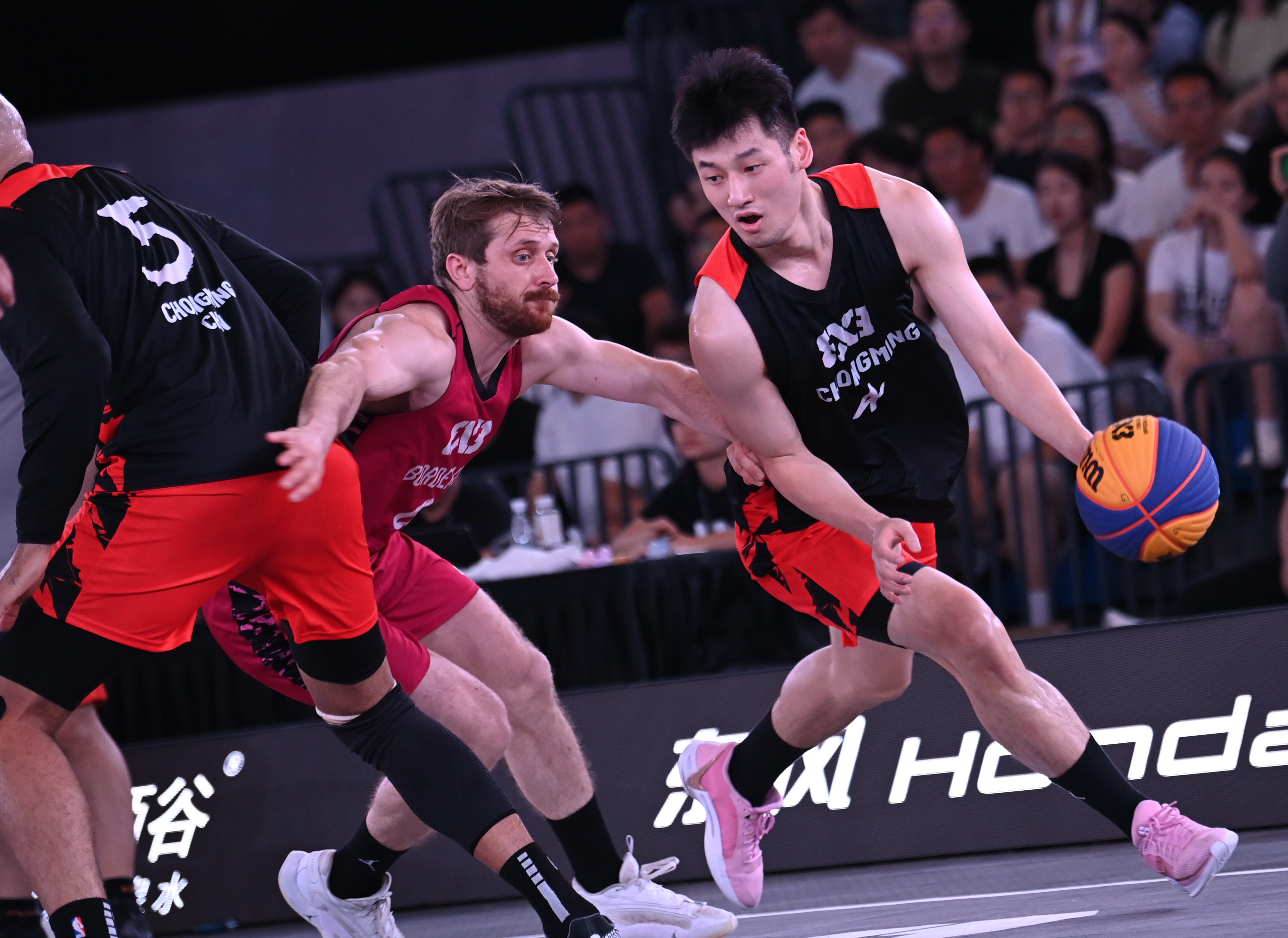 篮网球星三分绝杀，全场观众热烈欢呼，这么专业支持.九游游戏官网入口